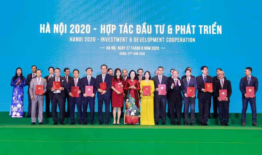 Chủ tịch Tập đoàn Tân Hoàng Minh (thứ 2 từ trái sang) đón nhận chứng nhận đầu tư dự án Thành phố vệ tinh thông minh Xuân Mai Smart City có quy mô 3.072 ha tại Hội nghị “Hà Nội 2020 – Hợp tác Đầu tư và Phát triển”.