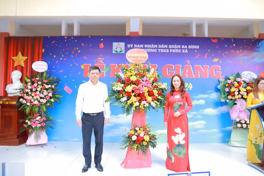 Ông Tạ Nam Chiến - Chủ tịch UBND quận Ba Đình chúc mừng thầy trò Trường THCS Phúc Xá khai giảng năm học 2023 -2024.