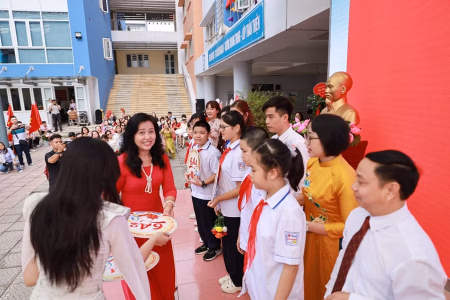 Cô Nguyễn Thanh Hà, Hiệu trưởng Trường THCS Phan Chu Trinh vui với học trò tại lễ khai giảng.