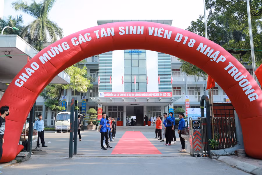 Thanh niên tình nguyện sẵn sàng đón, hướng dẫn tân sinh viên từ sáng sớm.