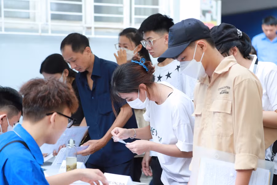 Tân sinh viên được hướng dẫn làm thủ tục nhập học nhanh và thuận lợi.