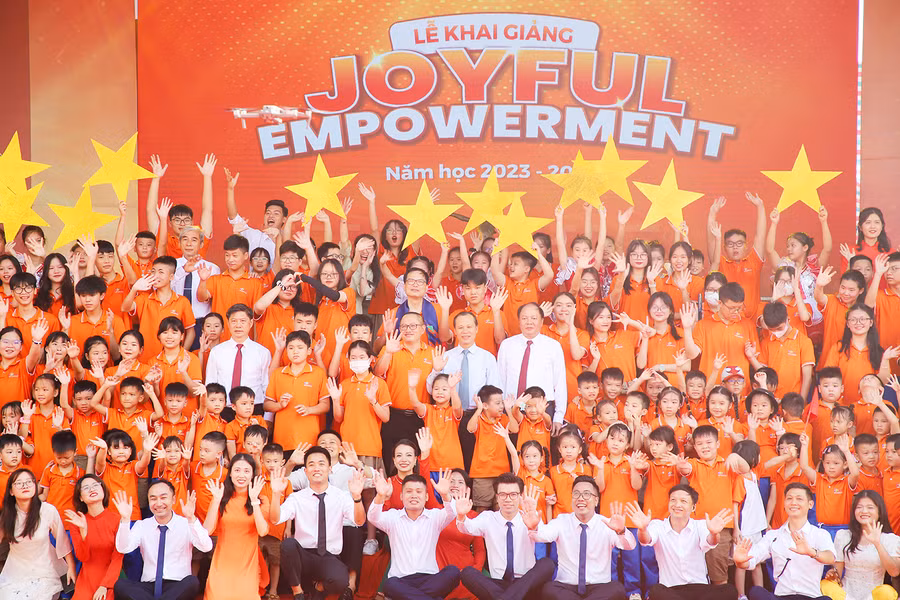 Phó Chủ tịch Thường trực UBND tỉnh Bắc Giang - Mai Sơn chụp ảnh lưu niệm với tập thể cán bộ, giáo viên, học sinh Trường FPT Bắc Giang.