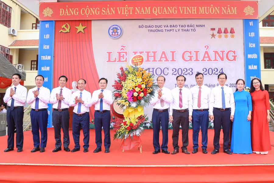 Bí thư Tỉnh ủy Bắc Ninh - Nguyễn Anh Tuấn (thứ 5 từ trái sang phải) về dự và chúc mừng khai giảng năm học mới 2023 -2024 tại Trường THPT Lý Thái Tổ.