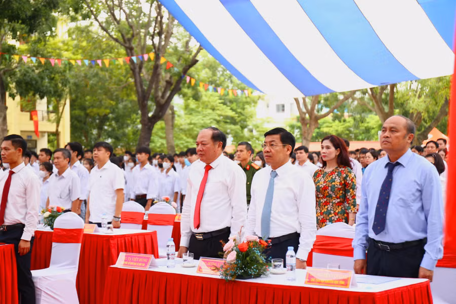 Ủy viên Trung ương Đảng, Bí thư Tỉnh ủy Bắc Giang - Dương Văn Thái dự khai giảng tại Trường THPT Yên Dũng số 3. Ủy viên Trung ương Đảng, Bí thư Tỉnh ủy Bắc Giang - Dương Văn Thái dự khai giảng tại Trường THPT Yên Dũng số 3.