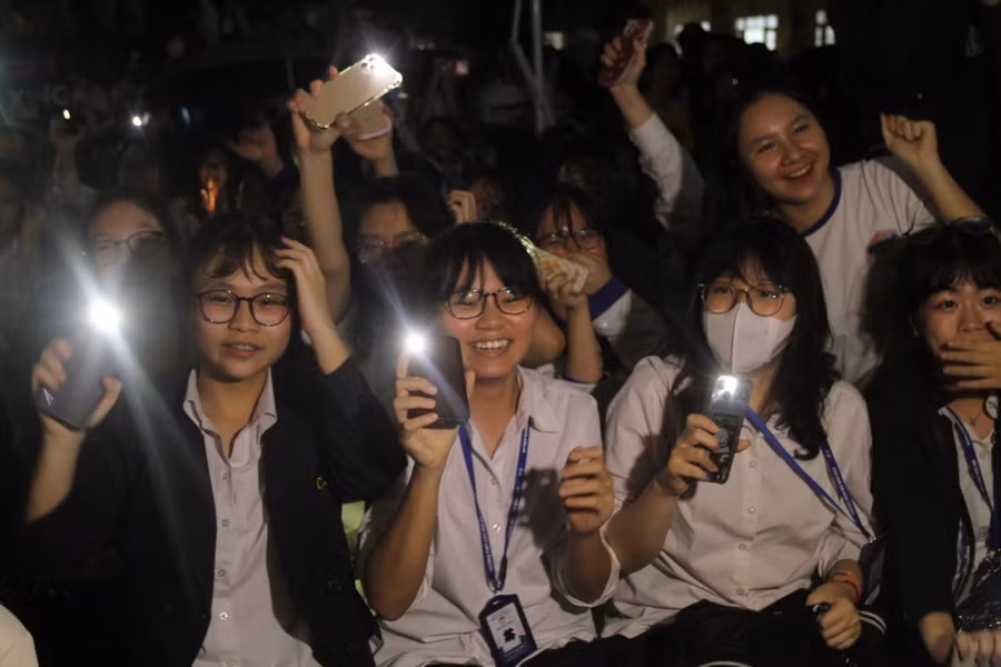 Các cổ động viên cổ vũ cho các đội.