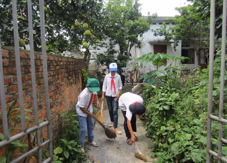 Học sinh Trường THCS Dũng Nghĩa vẫn thường đến chăm sóc nơi thờ tự của mẹ Nhưỡng và 3 nhà giáo liệt sĩ Học sinh Trường THCS Dũng Nghĩa vẫn thường đến chăm sóc nơi thờ tự của mẹ Nhưỡng và 3 nhà giáo liệt sĩ