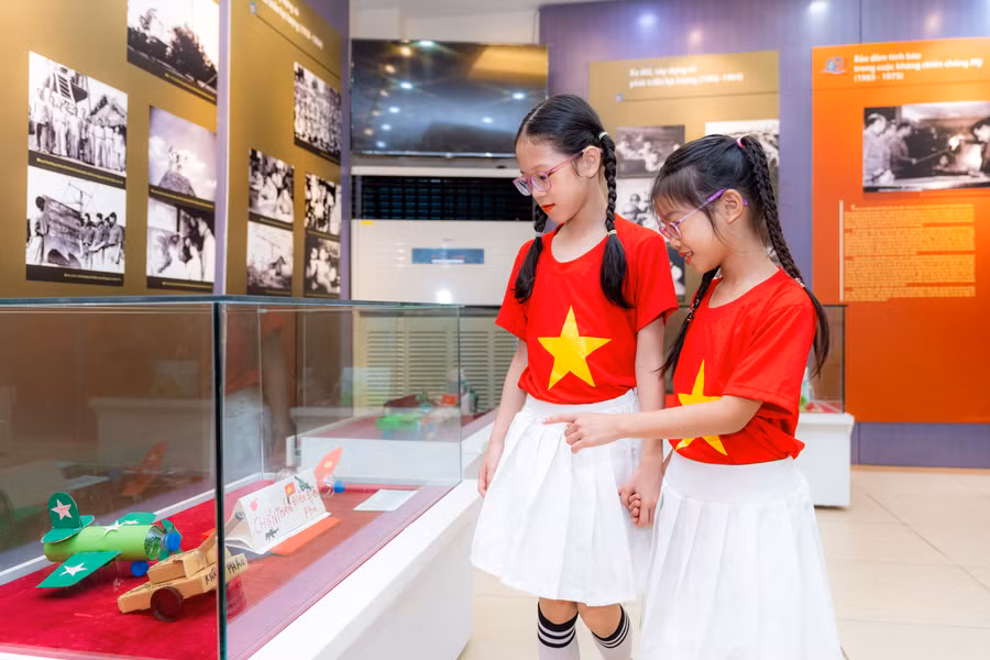 Học sinh thích thú với các hình ảnh sản phẩm trưng bày tại triển lãm. Học sinh thích thú với các hình ảnh sản phẩm trưng bày tại triển lãm.