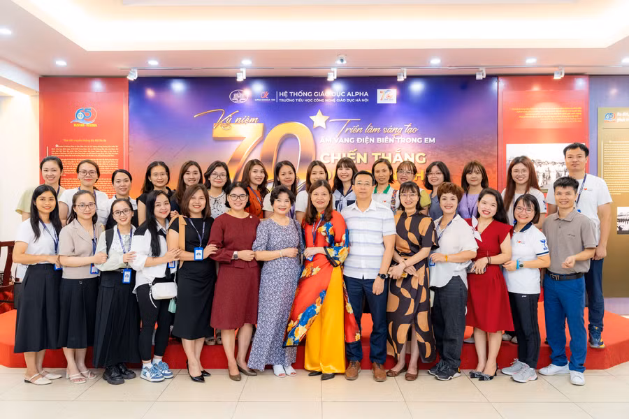 Thầy cô giáo và đại biểu của Trường Tiểu học Alpha Schools – CGD tại triển lãm. Thầy cô giáo và đại biểu của Trường Tiểu học Alpha Schools – CGD tại triển lãm.