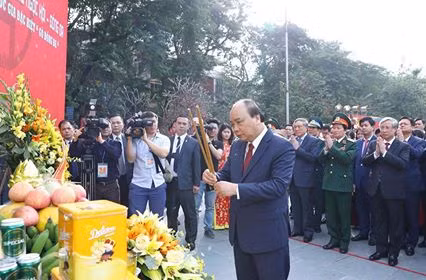 Thủ tướng Nguyễn Xuân Phúc dâng hương tại Lễ kỷ niệm.