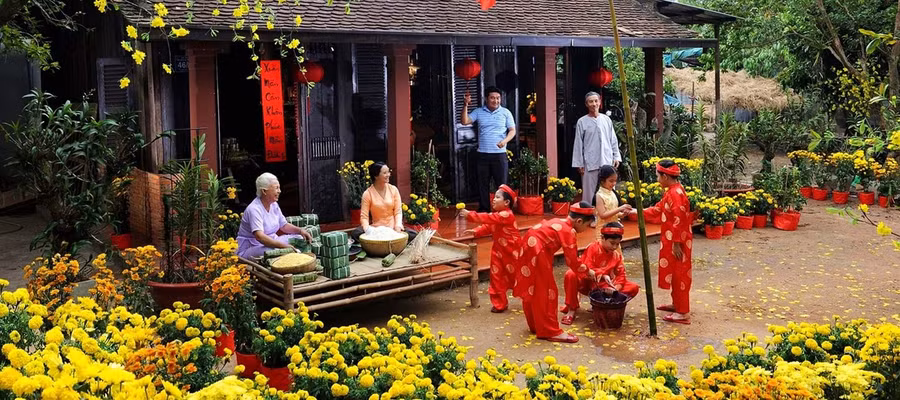 Tết là dịp ôn lại kỷ niệm, là dịp thể hiện lòng thành kính thờ cúng ông bà, cha mẹ, tổ tiên.