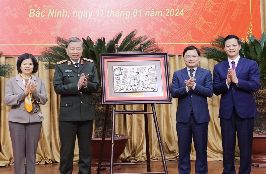 Lãnh đạo tỉnh Bắc Ninh trao tặng tranh dân gian Đông Hồ cho Bộ trưởng Bộ Công an Tô Lâm.