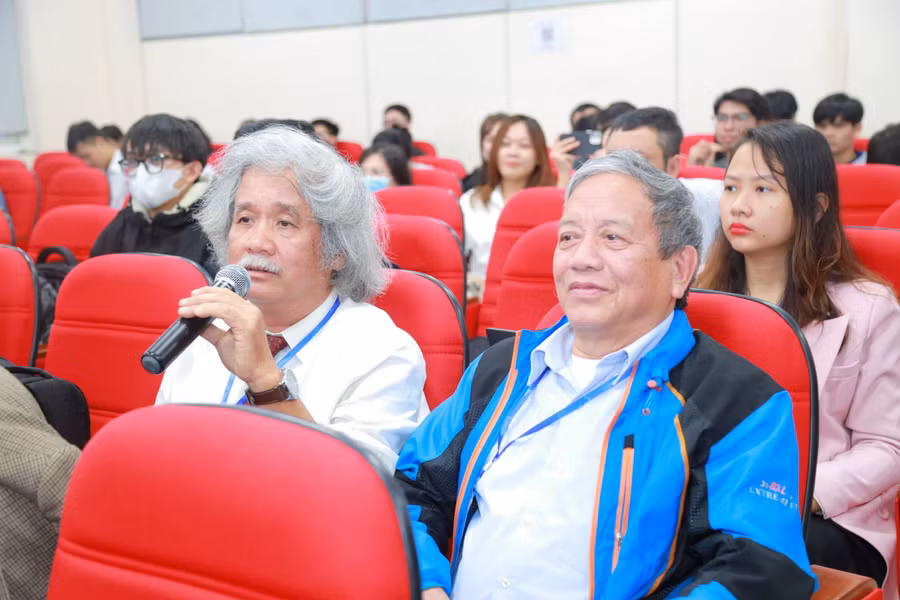 Các nhà khoa học tham dự chương trình cùng nhau trao đổi về các nội dung xoay quanh chủ đề Ăng-ten.
