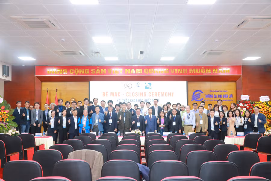 Các đại biểu chụp hình lưu niệm tại Hội thảo khoa học.