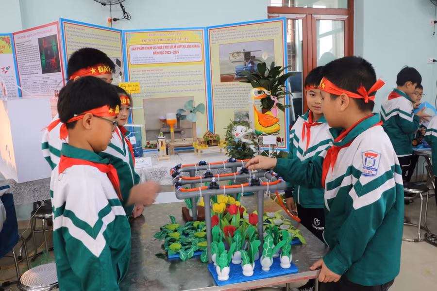 Học sinh áp dụng kiến thức vào thực tiễn qua sản phẩm STEM. Học sinh áp dụng kiến thức vào thực tiễn qua sản phẩm STEM.