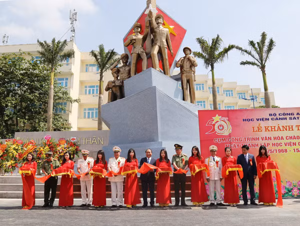 Thủ tướng Nguyễn Xuân Phúc và các đại biểu cắt băng khánh thành cụm công trình văn hóa “Truyền thống anh hùng”