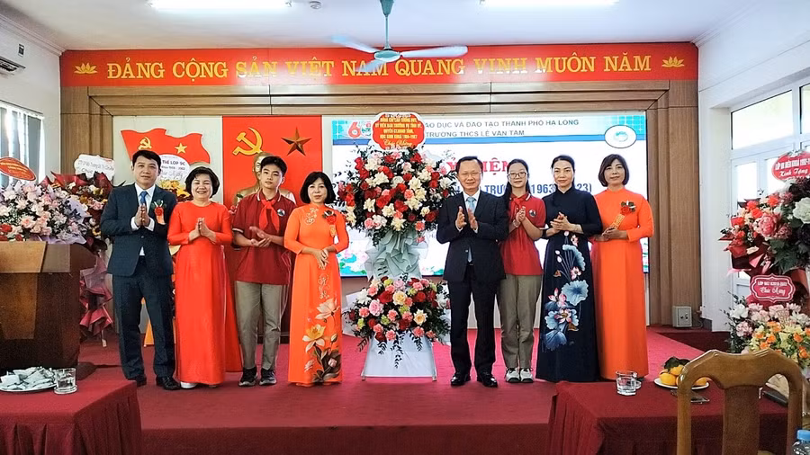 Lãnh đạo tỉnh Quảng Ninh, Sở Giáo dục và Đào tạo, Phòng Giáo dục và Đào tạo TP Hạ Long chúc mừng nhà trường nhân kỷ niệm 60 năm thành lập. Lãnh đạo tỉnh Quảng Ninh, Sở Giáo dục và Đào tạo, Phòng Giáo dục và Đào tạo TP Hạ Long chúc mừng nhà trường nhân kỷ niệm 60 năm thành lập.