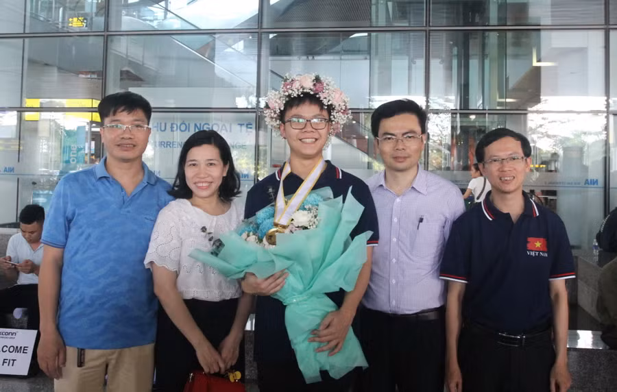 Việt Hưng chia sẻ niềm vui chiến thắng với bố mẹ và các thầy giáo trường THPT chuyên Khoa học Tự nhiên. Việt Hưng chia sẻ niềm vui chiến thắng với bố mẹ và các thầy giáo trường THPT chuyên Khoa học Tự nhiên.
