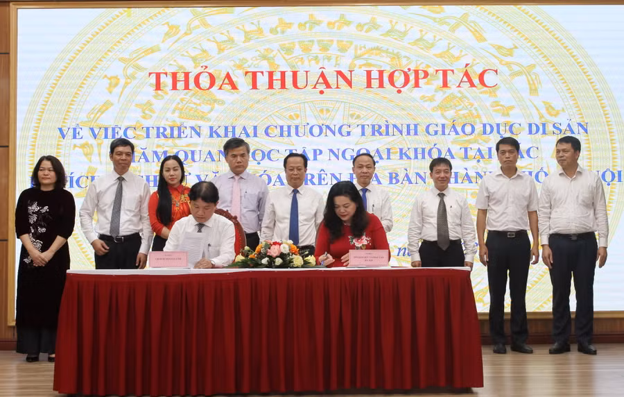Lãnh đạo Sở GD&amp;ĐT Hà Nội kí kết thỏa thuận hợp tác với UBND huyện Gia Lâm