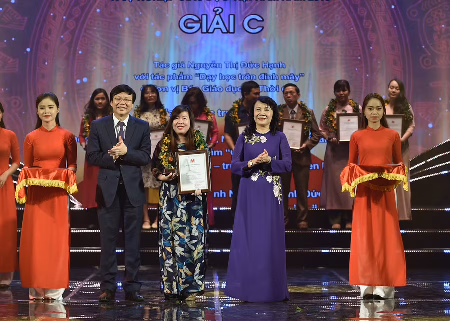 Tác giả Dương Phương Liên nhận giải C giải Báo chí vì sự nghiệp Giáo dục Việt Nam năm 2018 thể loại báo Điện tử.