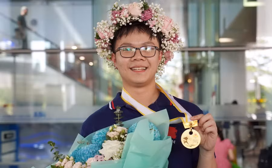 Phạm Việt Hưng và chiếc huy chương Vàng Olympic Toán quốc tế năm 2023.