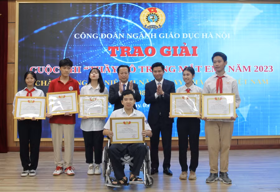 Trao giải cho các học sinh đạt giải tại Cuộc thi Thầy cô trong mắt em năm 2023.