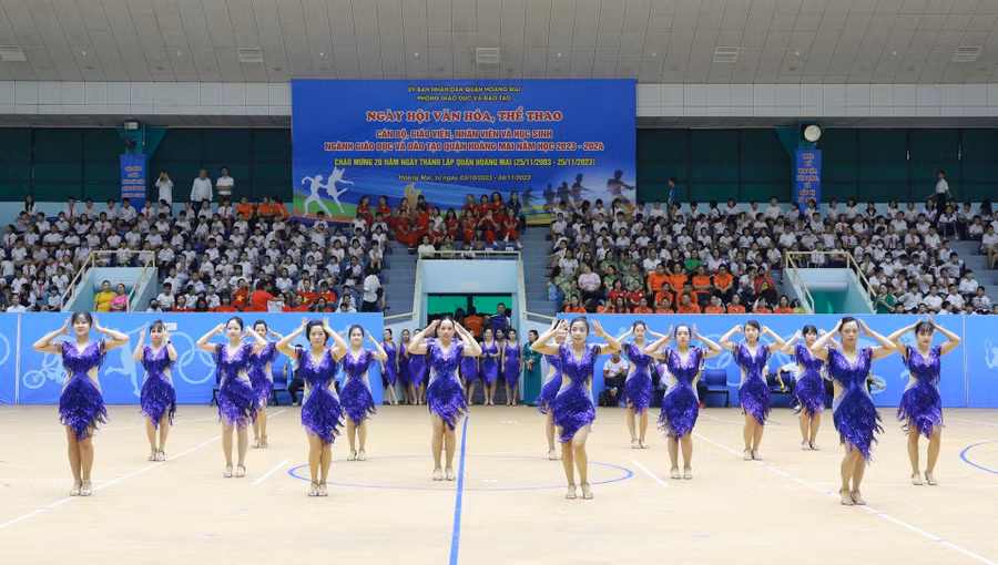 Phần thi khiêu vũ của cán bộ, giáo viên, nhân viên. Phần thi khiêu vũ của cán bộ, giáo viên, nhân viên.