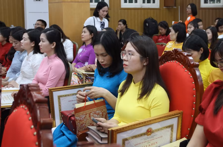 Các thầy cô giáo dự buổi lễ.