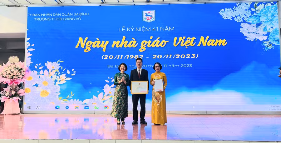Cô Đặng Thị Thùy Nga (ngoài cùng bên phải) được tuyên dương tại lễ kỷ niệm Ngày Nhà giáo Việt Nam.