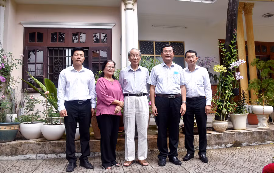 Thứ trưởng Nguyễn Văn Phúc cùng đoàn công tác chụp ảnh lưu niệm với vợ chồng GS Trần Hồng Quân.