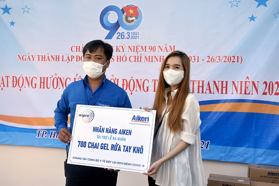 Đại diện nhãn hàng Aiken trao tặng nước rửa tay sát khuẩn cho ban tổ chức chiến dịch.