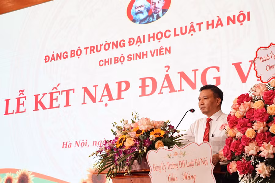TS. Chu Mạnh Hùng, Bí thư Đảng ủy-Chủ tịch Hội đồng Trường, Trường ĐH Luật Hà Nội phát biểu.