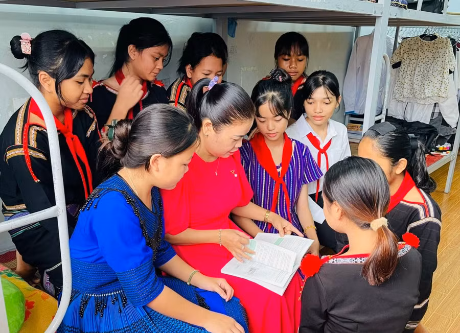  Cô Hoàng Thị Bảy cùng học trò của mình. Ảnh NVCC.