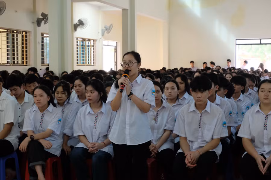 Học sinh đặt câu hỏi cho khách mời.