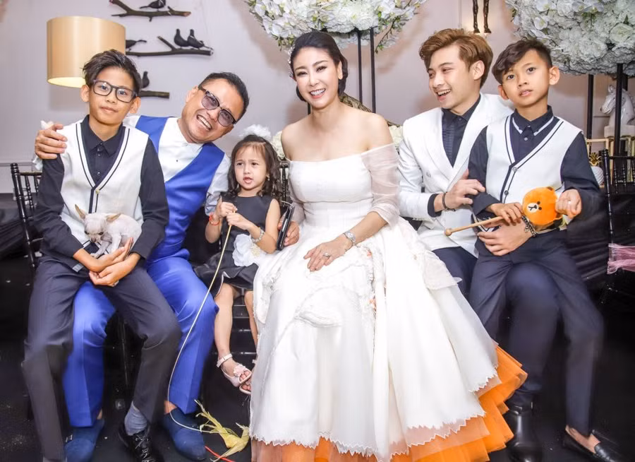 Không chỉ có hôn nhân đẹp như mơ, khối tài sản kếch xù của cựu Hoa hậu Việt Nam cũng khiến bao người phải trầm trồ. Doanh nhân họ Huỳnh là ông chủ của một tập đoàn đầu tư phát triển trong lĩnh vực bất động sản. Tập đoàn này đang sở hữu nhiều trung tâm thương mại, khách sạn và khu nghỉ dưỡng cao cấp, văn phòng cho thuê, căn hộ và nhà hàng... Trong khi đó, Hà Kiều Anh cũng là mẫu phụ nữ độc lập tài chính, phụ giúp chồng trong các hoạt động kinh doanh của gia đình.