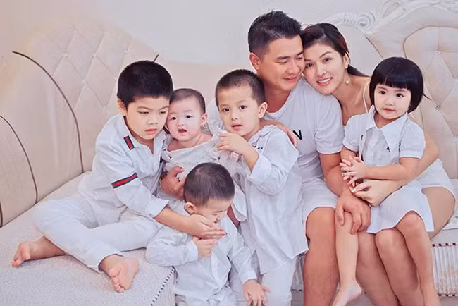 Tiết lộ về lý do sau mỗi lần sinh con đều cho bé đi xét nghiệm ADN, Oanh Yến cho hay vì cô và bạn trai chưa kết hôn nên phải cho bé đi xét nghiệm để bé mang họ của cha. Còn về dự định chính thức kết hôn, Oanh Yến hé lộ khi bé út cứng cáp, cả hai sẽ tính đến vấn đề này.