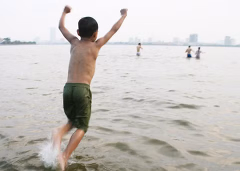 Người dân Thủ đô "giải nhiệt" tại Hồ Tây