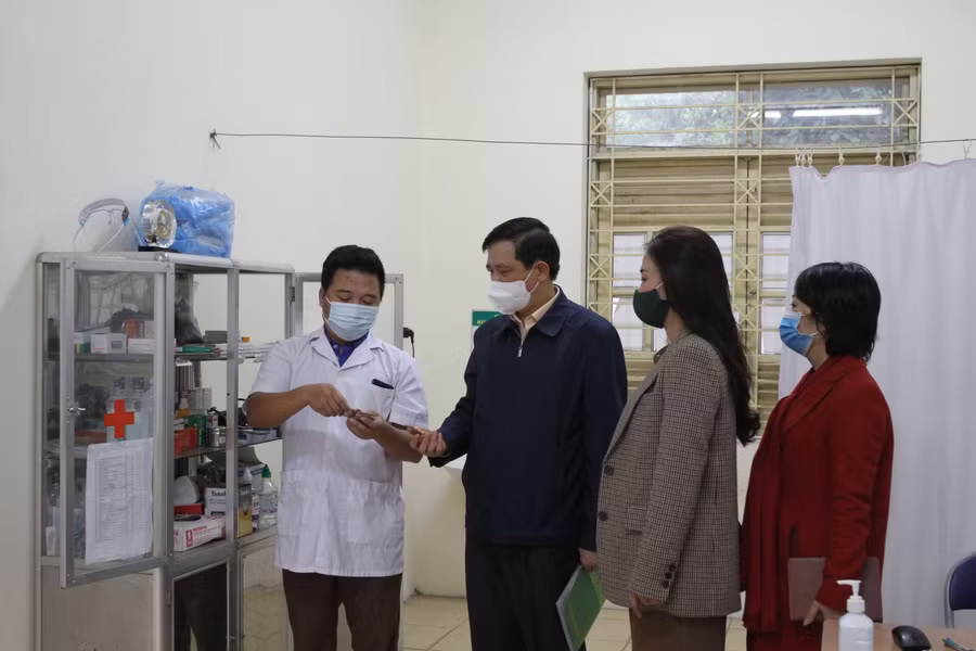 Phó Giám đốc Sở GD&amp;ĐT Hà Nội Phạm Xuân Tiến kiểm tra công tác phòng chống dịch tại Trường THCS Mai Đình (huyện Sóc Sơn)