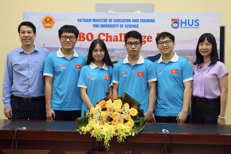 PGS.TS Nguyễn Quang Huy (ngoài cùng bên trái) cùng đội tuyển Olympic Sinh học quốc tế 2021