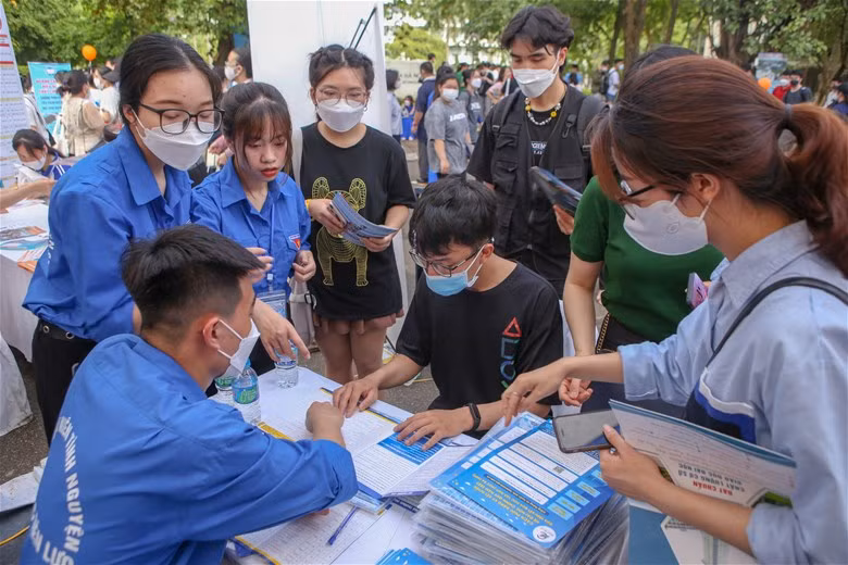 Gian hàng tư vấn tuyển sinh Trường Đại học Điện Lực “cuốn hút” học sinh lớp 12 (Ảnh Hồng Hải).