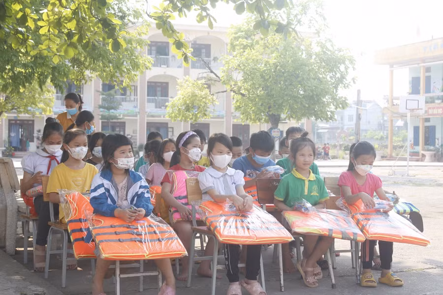 Học sinh trường Tiểu học Tân Hưng hào hứng tham gia lớp học bơi.