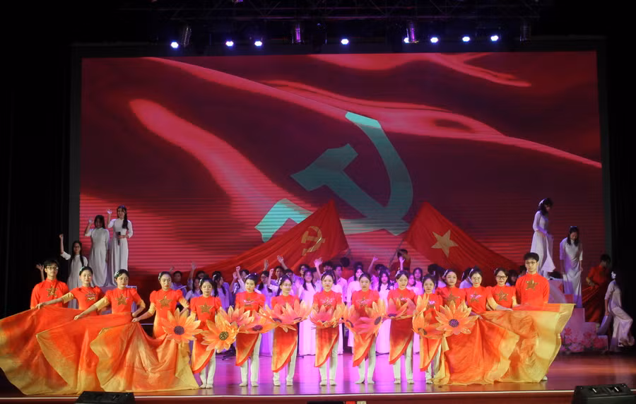 Các tiết mục thể hiện tình yêu quê hương, đất nước, lòng tự hào dân tộc, ca ngợi Đảng quang vinh, Bác Hồ kính yêu. Các tiết mục thể hiện tình yêu quê hương, đất nước, lòng tự hào dân tộc, ca ngợi Đảng quang vinh, Bác Hồ kính yêu.