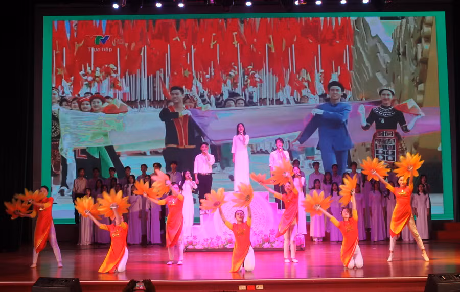 Liên hoan tạo không khí thi đua phấn khởi, sôi nổi trong các nhà trường. Liên hoan tạo không khí thi đua phấn khởi, sôi nổi trong các nhà trường.