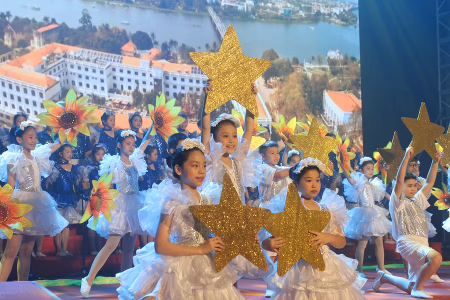 Liên hoan hợp xướng học sinh phổ thông thành phố Hà Nội với chủ đề “Vang mãi bài ca dâng Đảng”.