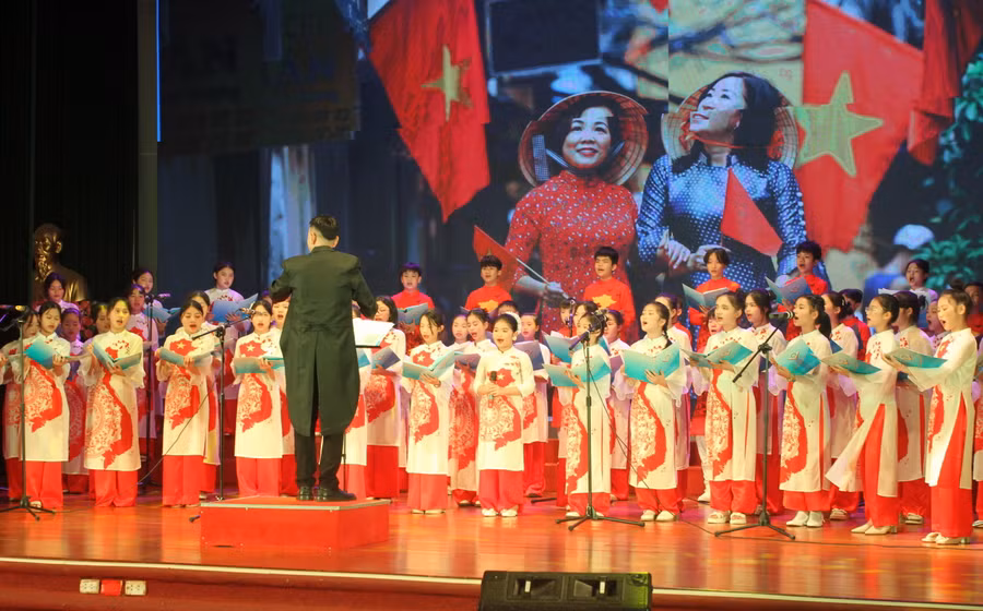. Với tài năng, sự sáng tạo, các em học sinh đã đem đến những tiết mục biểu diễn ấn tượng, mang đậm dấu ấn riêng của mỗi nhà trường. . Với tài năng, sự sáng tạo, các em học sinh đã đem đến những tiết mục biểu diễn ấn tượng, mang đậm dấu ấn riêng của mỗi nhà trường.