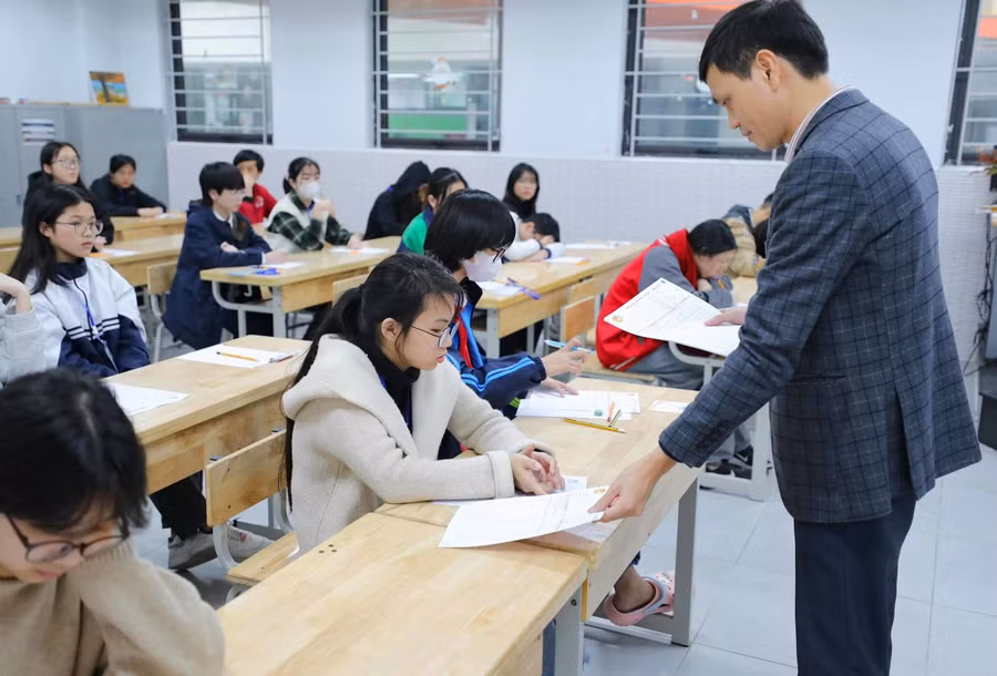 Học sinh dự thi Olympic Tiếng Anh dành cho học sinh THCS. Học sinh dự thi Olympic Tiếng Anh dành cho học sinh THCS.