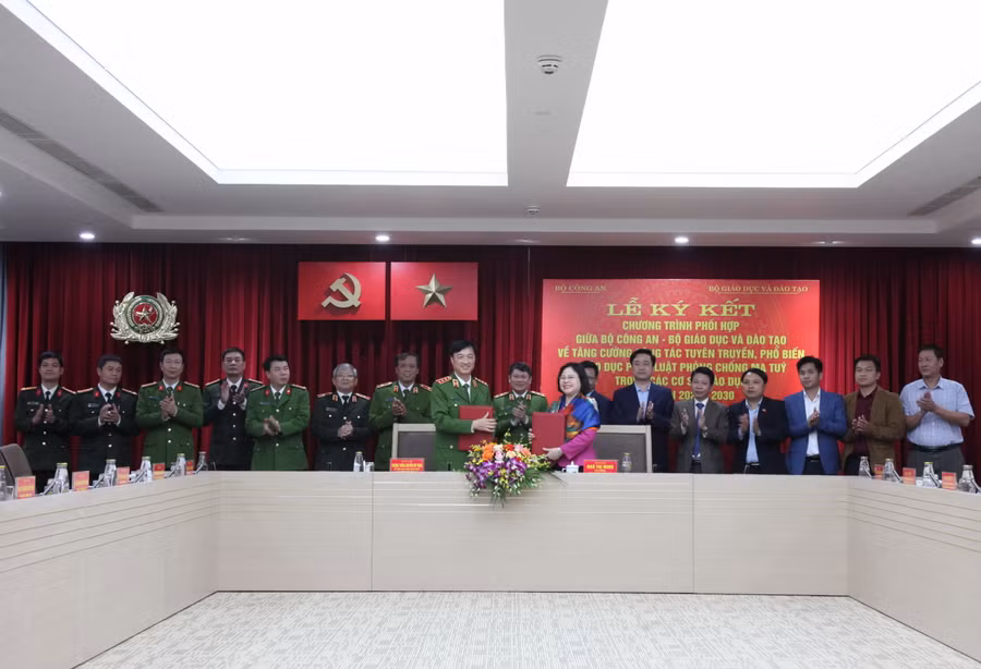 Các đại biểu dự lễ ký kết.