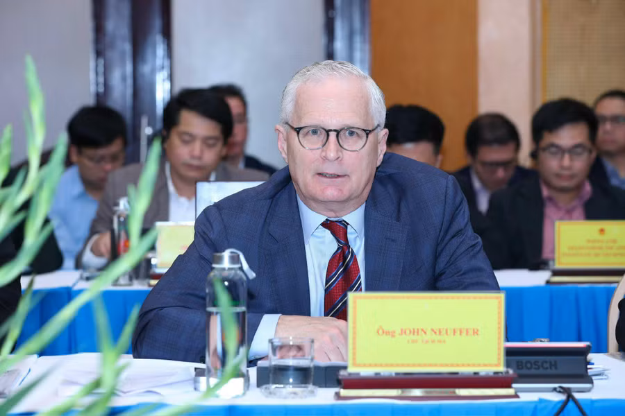 Ông John Neuffer - Chủ tịch Hiệp hội Công nghiệp bán dẫn Hoa Kỳ chia sẻ tại tọa đàm. Ông John Neuffer - Chủ tịch Hiệp hội Công nghiệp bán dẫn Hoa Kỳ chia sẻ tại tọa đàm.