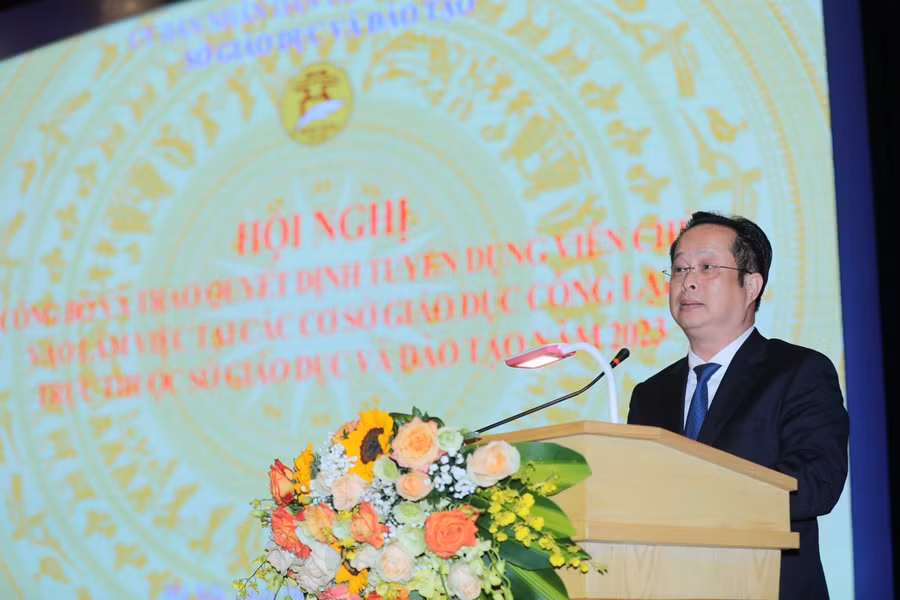 Giám đốc Sở GD&amp;ĐT Hà Nội Trần Thế Cương phát biểu.
