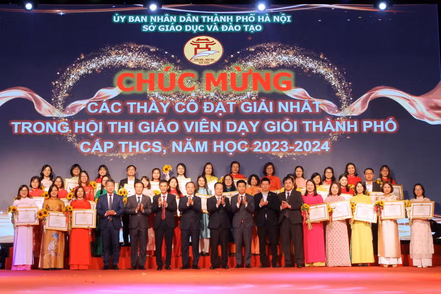 Ban tổ chức chụp ảnh lưu niệm cùng các giáo viên đoạt giải Nhất của hội thi. Ban tổ chức chụp ảnh lưu niệm cùng các giáo viên đoạt giải Nhất của hội thi.