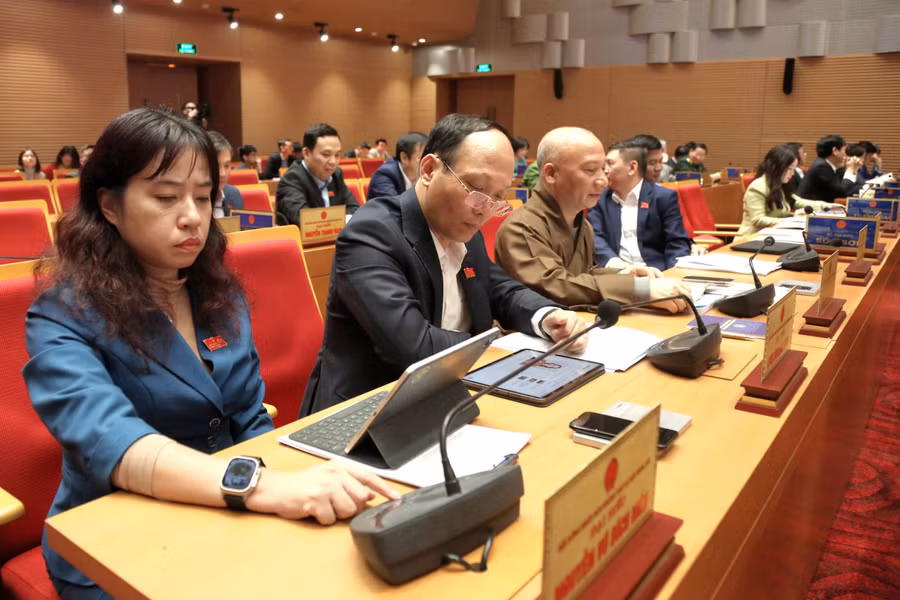Các đại biểu tham gia biểu quyết về nội dung Tờ trình.